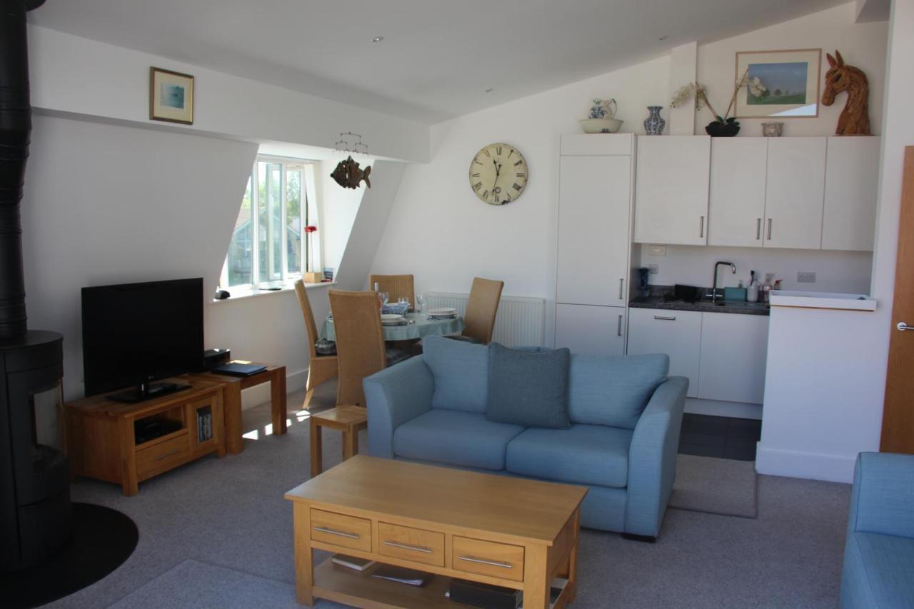 Crow'S Nest Penthouse Apartment With Free Spa Access Somerford Keynes Exteriér fotografie